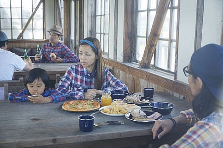 一家人在牧场旅馆吃饭图片