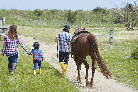 父母和小孩骑马图片