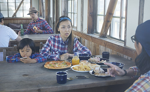 一家三口在牧场旅馆吃饭图片