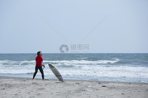 享受欢快冲浪者男子图片