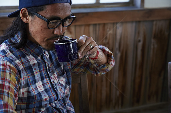牧场喝咖啡的男人图片