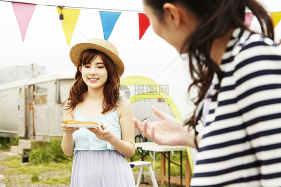 青年烧烤派对享受美食的女孩们图片