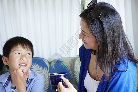 露营车里的母子图片