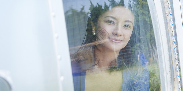 露营车内的女人图片