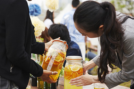 准备户外派对饮料的两个人图片