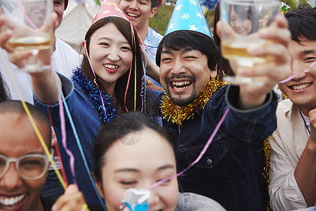 年轻人举办户外生日聚会图片