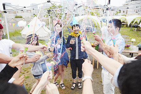 年轻人举办户外生日聚会图片