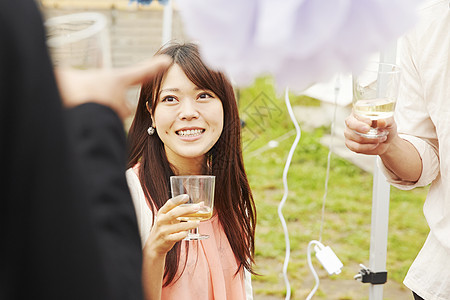 参加户外派对的女子图片