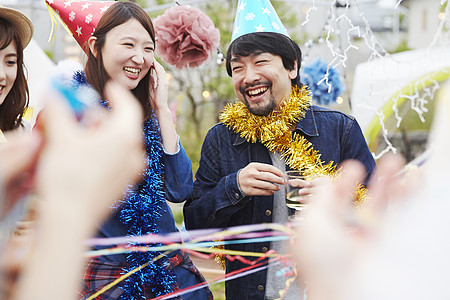 好友们一起开露天派对庆祝图片