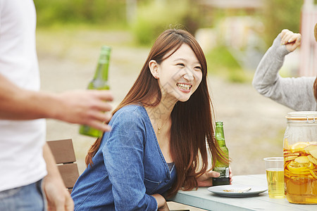 派对聚会上开心的女孩图片