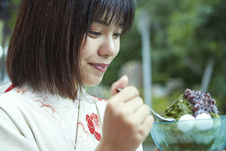 穿着日式服装的女孩吃沙冰图片