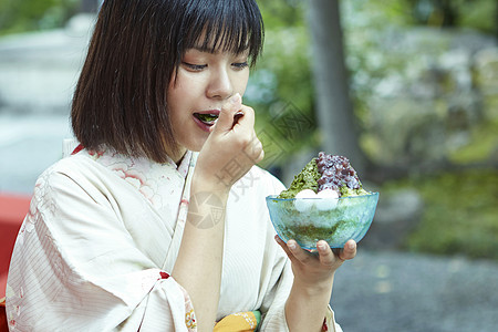 穿着日式服装的女孩吃沙冰图片