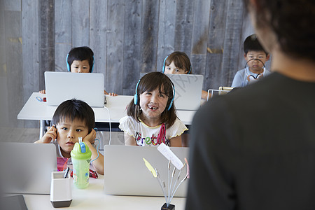 幼儿园孩子们学习英语会话图片