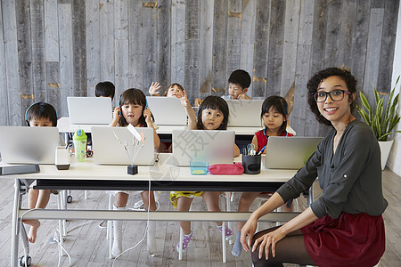 幼儿园孩子们学习英语会话图片