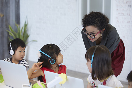 幼儿园孩子们学习英语会话图片