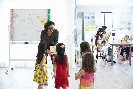 幼儿园老师在教小孩英文图片