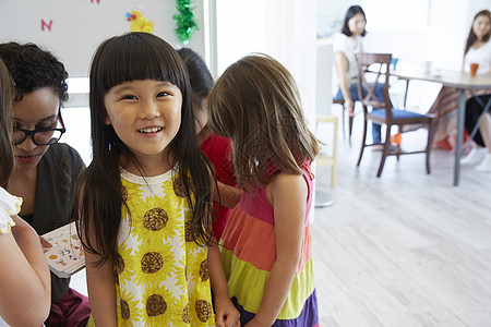 课间活动的幼儿园学生图片