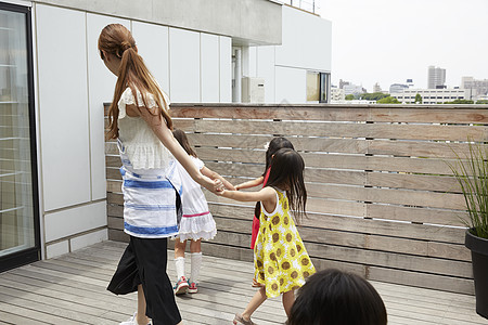 幼儿园儿童教师与儿童玩耍的肖像图片