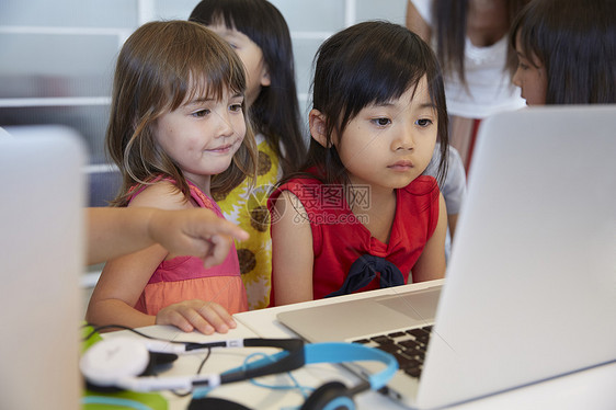 孩子们用电脑学习的肖像图片