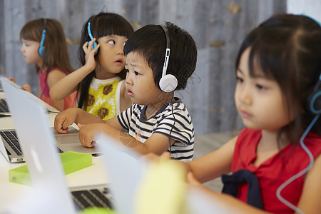 认真学习的儿童图片