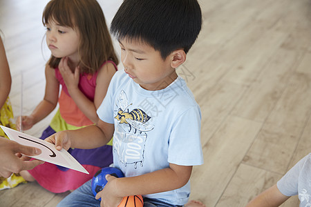 学习英文字母的幼儿园学生们背景图片