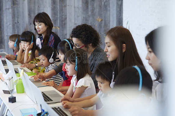 正在学习电脑操作的儿童图片