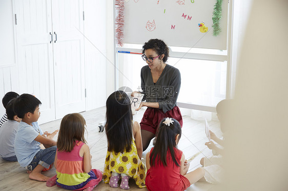 幼儿园老师在亲切的教学英文字母图片