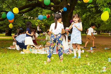 孩子们享受野餐图片素材