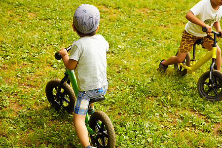 双人自行车孩子们玩儿童自行车背景