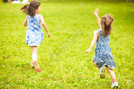 草地上奔跑的儿童背影图片