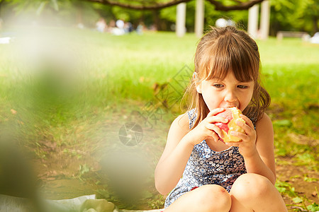 公园野餐的小女孩图片