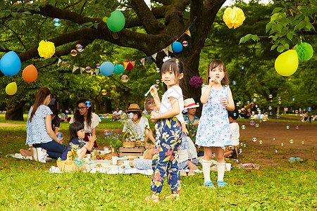 孩子们在公园玩肥皂泡泡图片