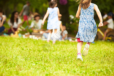 孩子们在公园草地上奔跑图片