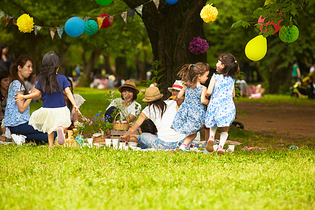 妈妈们带着孩子一起在公园野餐高清图片