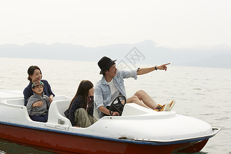 湖上坐着脚踏船旅游的家庭图片