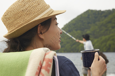 在湖滨区休息喝茶钓鱼的情侣图片
