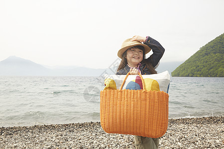 生机勃勃活跃淘气的小女孩图片