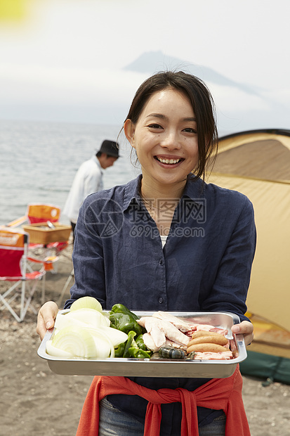 女人准备露营食物图片