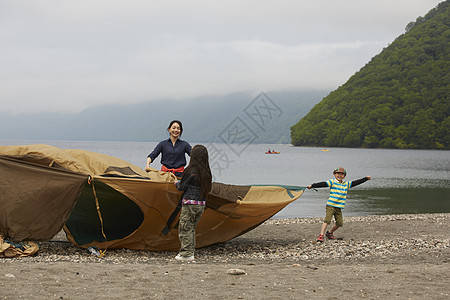 湖边露营地搭帐篷的家庭图片