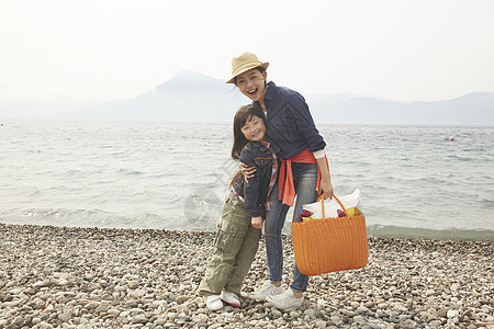 湖边旅游的母女肖像图片