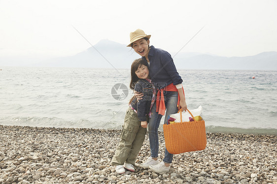 湖边旅游的母女肖像图片