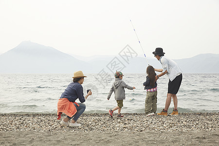 湖边钓鱼的四口之家图片