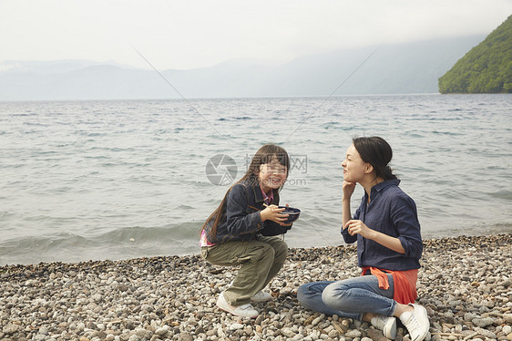 湖边吃烧烤的母女图片