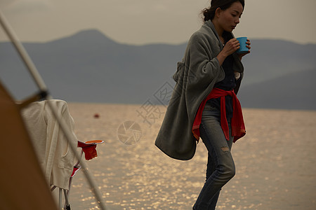 湖边独自喝茶的女生肖像图片