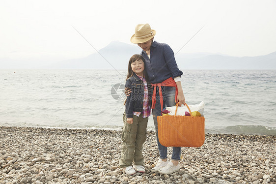 湖边微笑旅行的母女图片