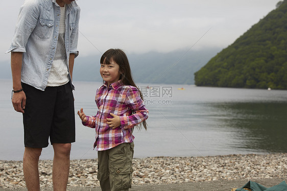 假期湖边玩耍的父女图片