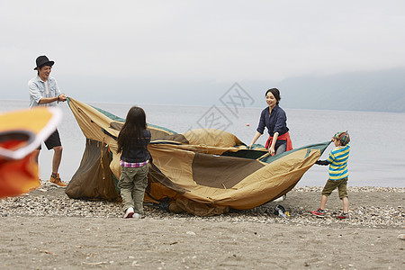 湖滨区搭帐篷的4人图片