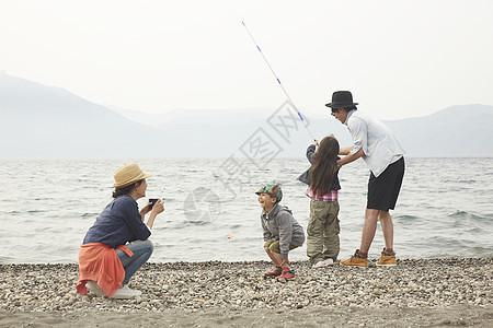 假期4人湖边钓鱼图片