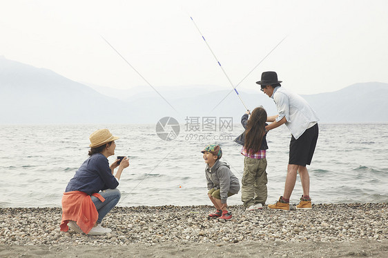 假期4人湖边钓鱼图片