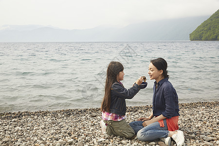 在海边女儿喂妈妈吃东西图片